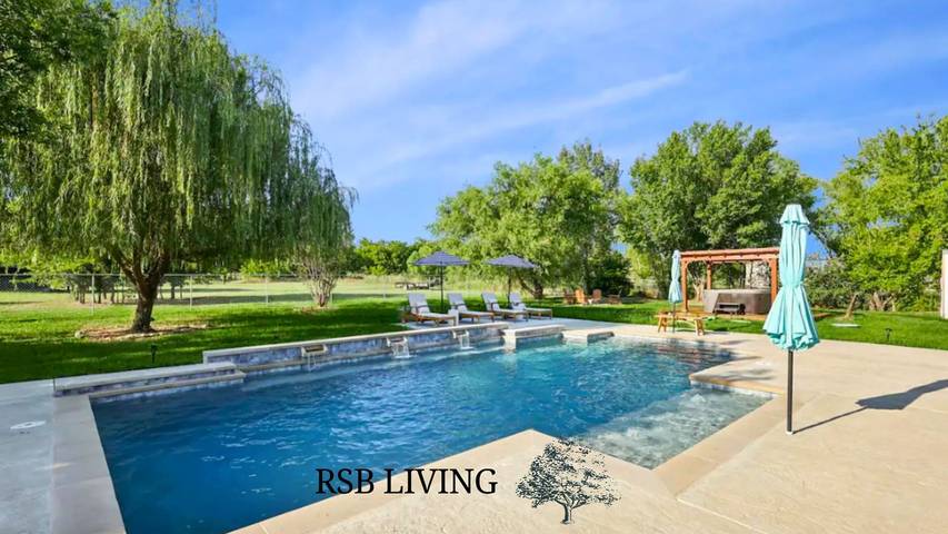 Vacation rental for 16 people, with yard and balcony, kid friendly in Denton County