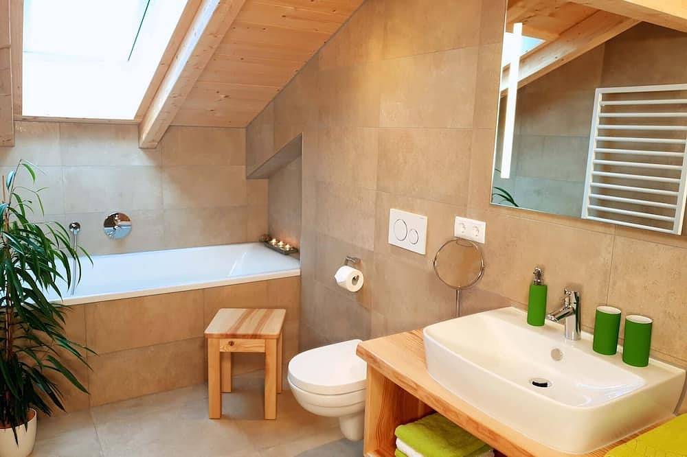Ganze Wohnung, Ferienwohnung Buchberg, 103 qm Dachgeschoss, 2 separate Schlafzimmer in Söchtenau, Landkreis Rosenheim
