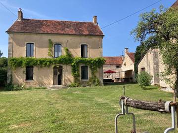 Gîte pour 10 personnes, avec jacuzzi et jardin à Touillon