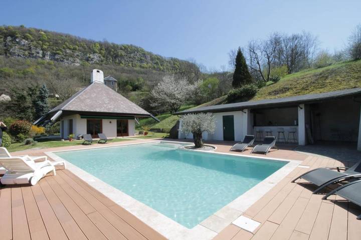 Location de vacances pour 10 personnes, avec piscine et jardin à Chanaz