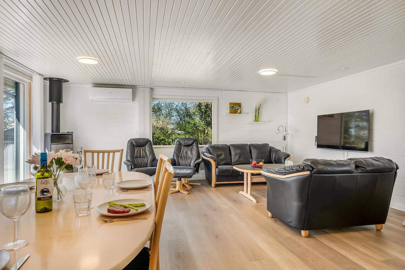 Family-friendly holiday home with large wilderness bath, close to the water. in Kærgården, Limfjord in Nordjütland