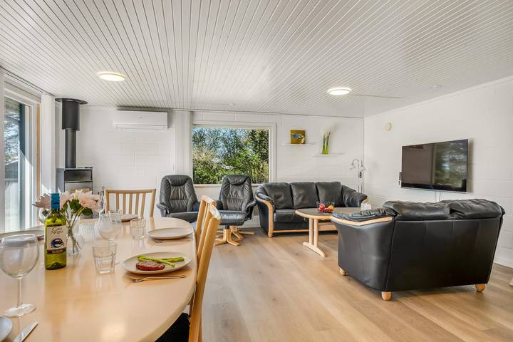 Family-friendly holiday home with large wilderness bath, close to the water. in Kærgården, Limfjord in Nordjütland
