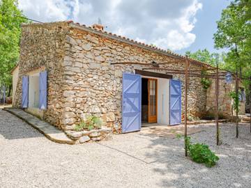 Gîte pour 6 personnes, avec jardin et terrasse à Régusse
