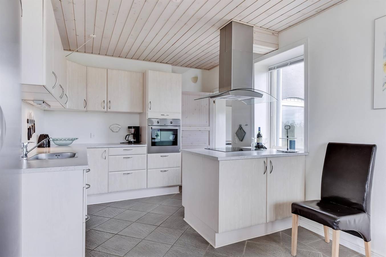 Nice home in Hvide Sande w/ 4 Bedrooms, Sauna and Wifi in Nørre Lyngvig, Hvide Sande