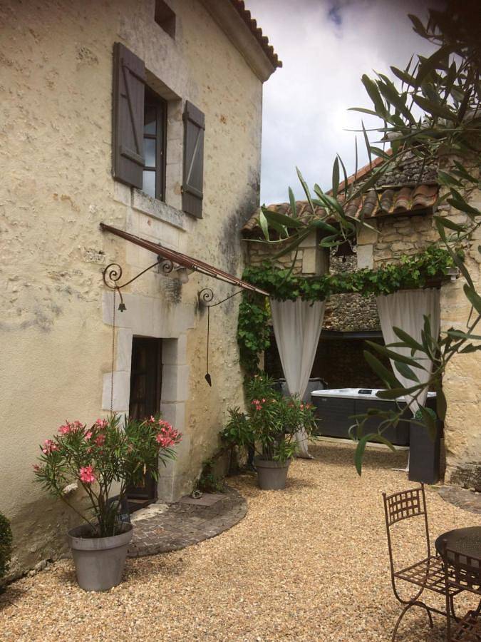 Gîte pour 6 personnes, avec terrasse ainsi que vue et jardin à Cantillac