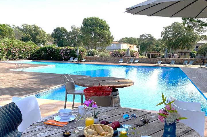 Gîte pour 4 personnes, avec piscine ainsi que jardin et balcon dans Plage Cala Rossa