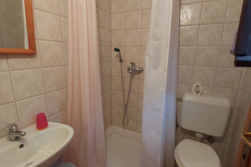 Ganze Wohnung, 2-Zimmer-Ferienwohnung mit Terrasse und Meerblick Merag, Cres in Cres Stadt, Cres