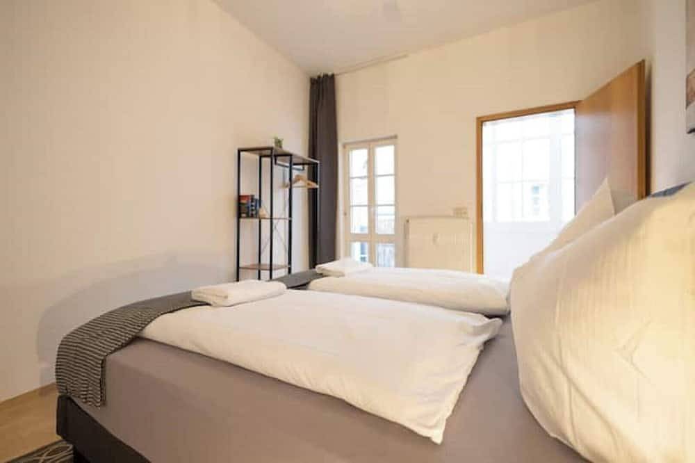 Entire apartment, Ko-Living Space Opera | Suite 12 | Kitchen | Living room | Dart | City center in Halle (Saale), Saale-Unstrut