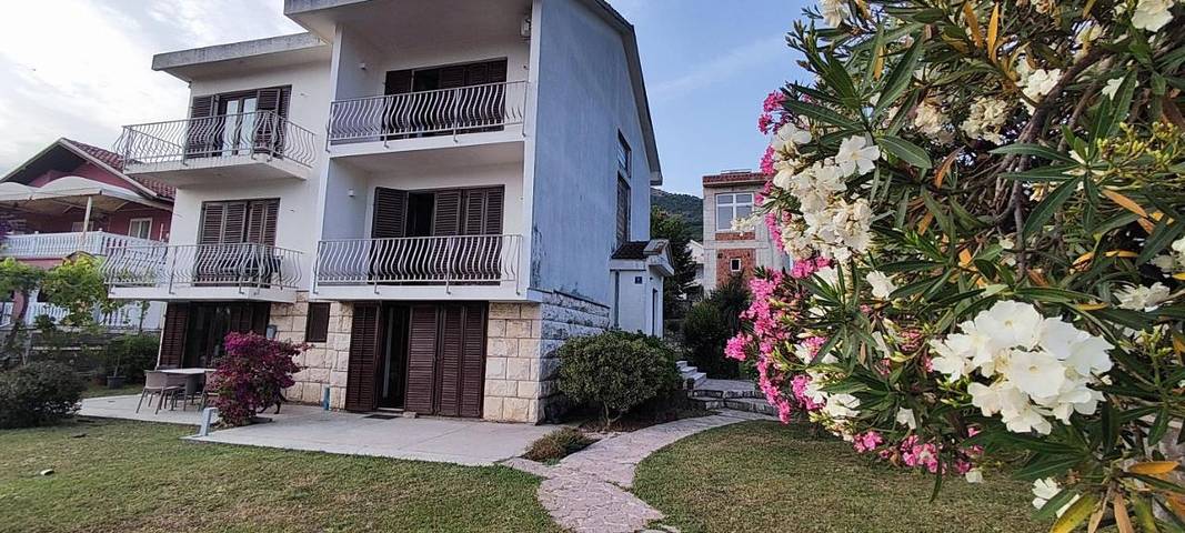 Maison d’hôte pour 3 personnes, avec jardin et vue dans Tivat