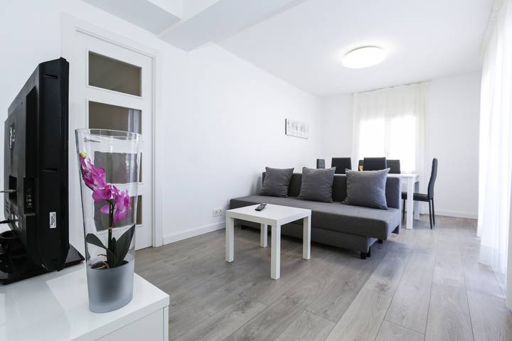 Apartamento entero, Apartamento P7 con piscina comunitaria, playa a 100m in Platja de la Pineda, Costa Dorada