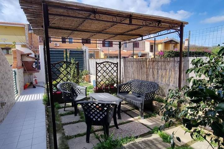 Casa sulla spiaggia per 4 persone, con panorama e giardino nonché terrazza in Sud della Sardegna