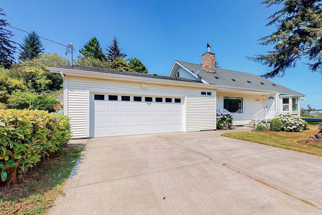 Dog-friendly home with Siuslaw River views, fireplace & Wifi - near beach & town in Lane County