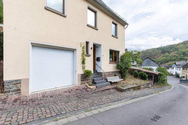 Casa de vacaciones 'Hiwwelhaus' con terraza privada, jardín privado y Wi-Fi in Oberdiebach, Landkreis Mainz-Bingen