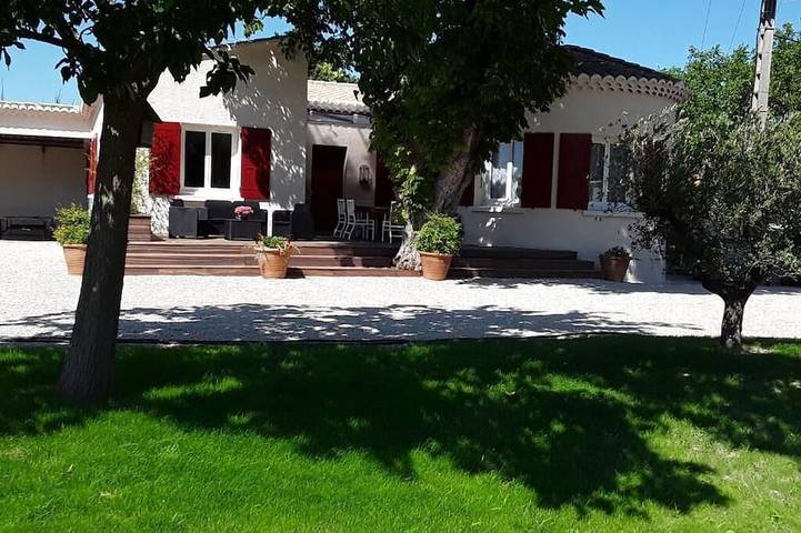 Location de vacances pour 11 personnes, avec piscine, animaux acceptés à Travaillan