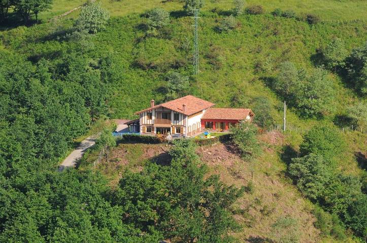 Casa rural para 30 personas, con Terraza y Jardín además de Piscina para niños y Piscina en Ulzama