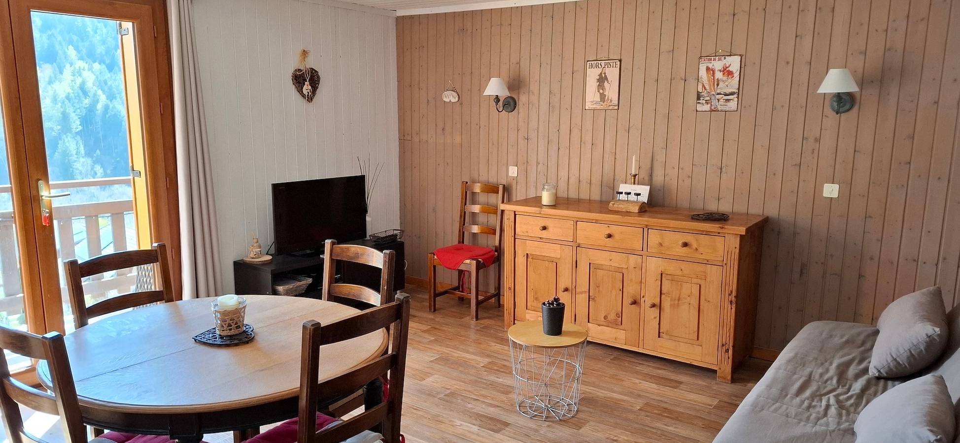 Entire apartment, “Le Skieur” Apartment with Mountain View, Balcony, and Wi-Fi in Aillon-le-Jeune, Chambéry region