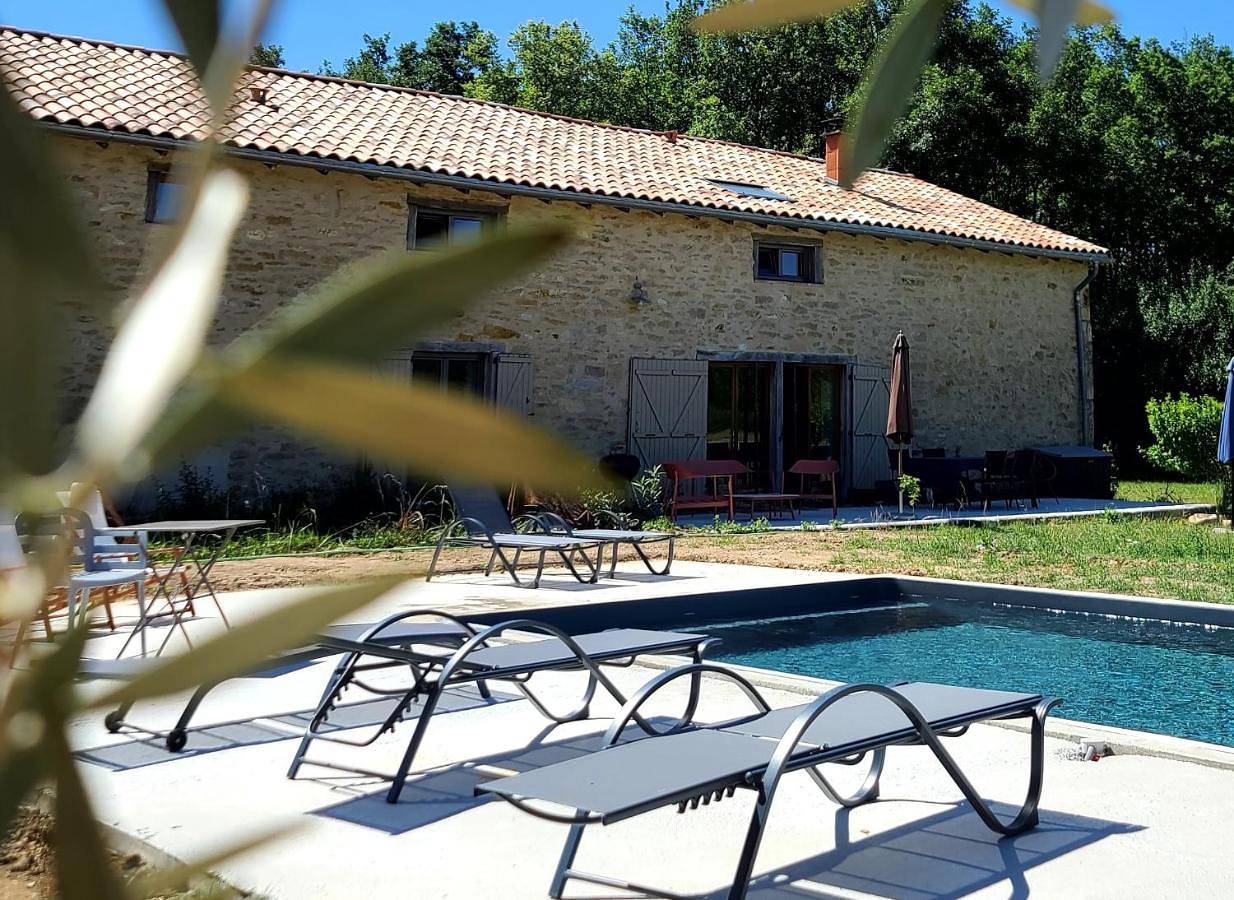Queen Room with Pool View in Puycelsi, Région d'Albi