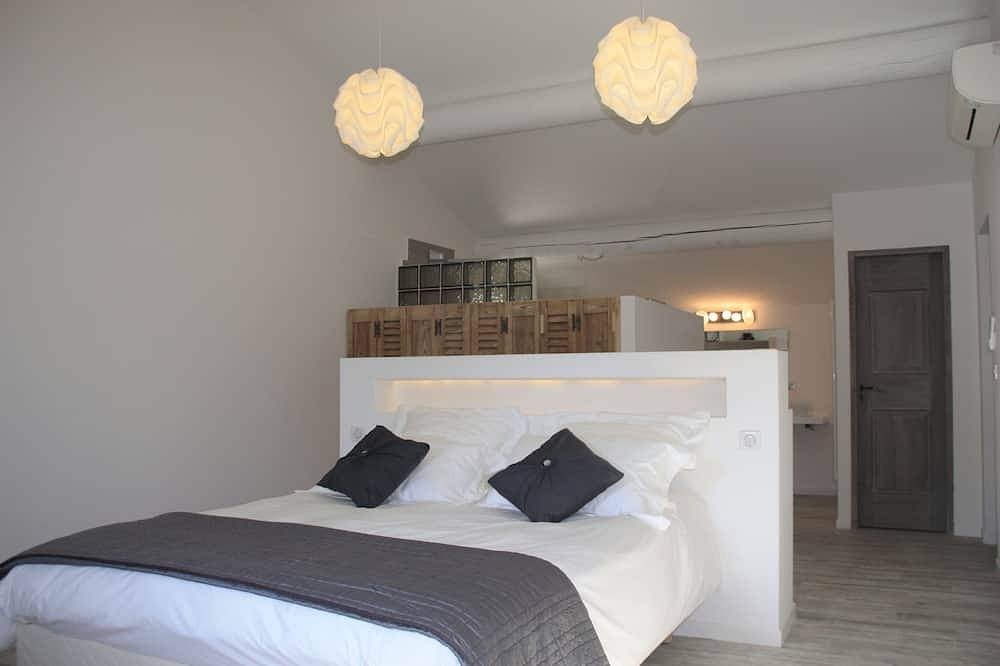 Mas Provençal De Prestige With Swimming Pool, Near Gordes And Roussillon in Saint-Saturnin-lès-Apt, Parc naturel régional du Luberon