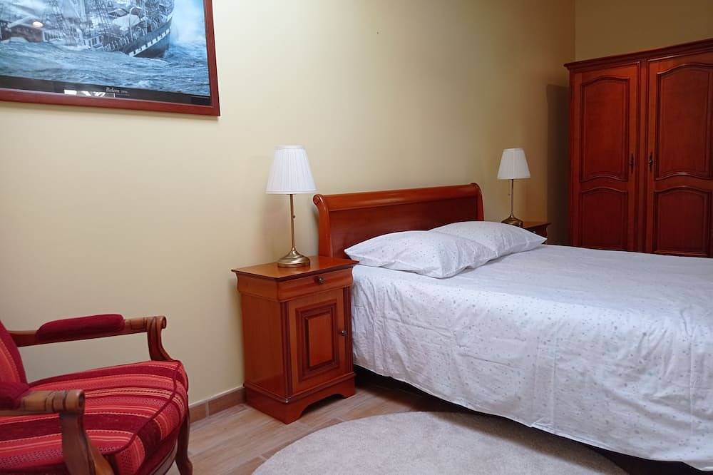 Spacious house 300 m from the sea. Sheltered garden in Luc-sur-Mer, Caen region