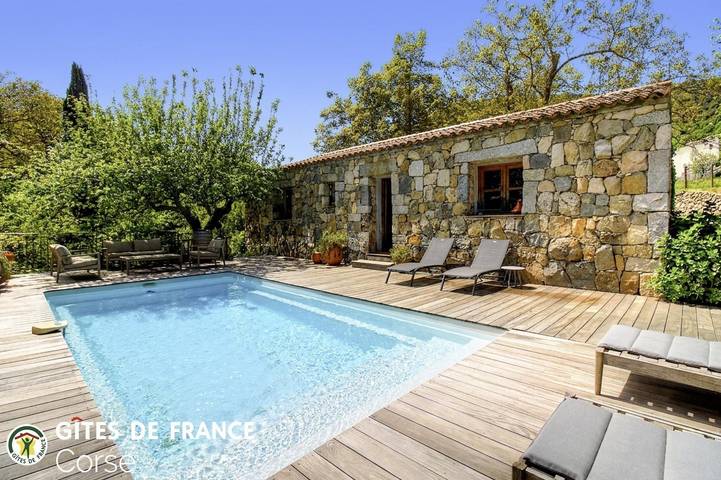 Gîte pour 2 personnes, avec Terrasse et Jardin ainsi que Piscine et Vue à Levie