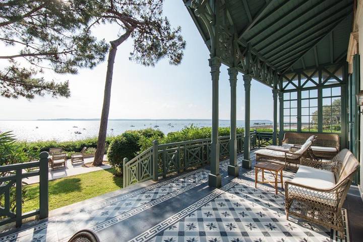 Location de vacances pour 17 personnes, avec Balcon et Terrasse ainsi que Jardin et Vue sur le lac dans Plage Des Americains Cap Ferret