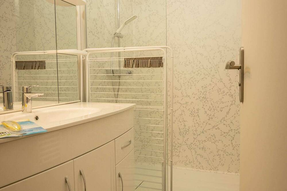 Entire apartment, 2-person air-conditioned 1-bedroom apartment near Aïga Resort Puy Lassolas 102 in Châtel-Guyon, Riom region