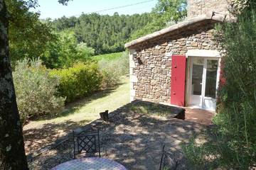 Gîte pour 2 personnes, avec piscine ainsi que jardin et terrasse à Vinezac