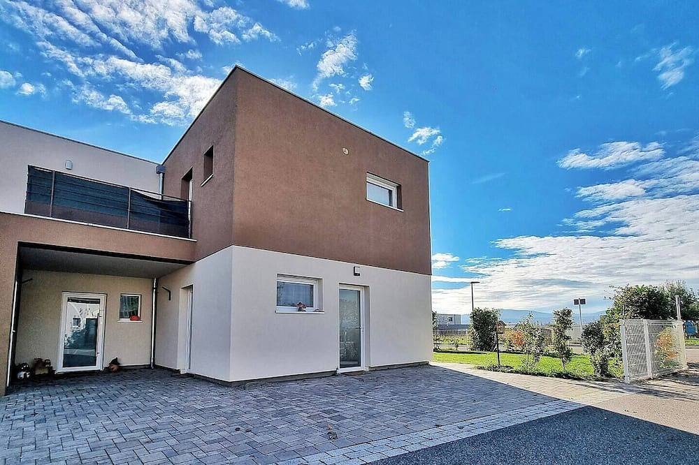 Appartement entier, Charmant Duplex Climatisé avec Terrasse – Proche Anneau du Rhin & Colmar in Niederentzen, Région de Guebwiller