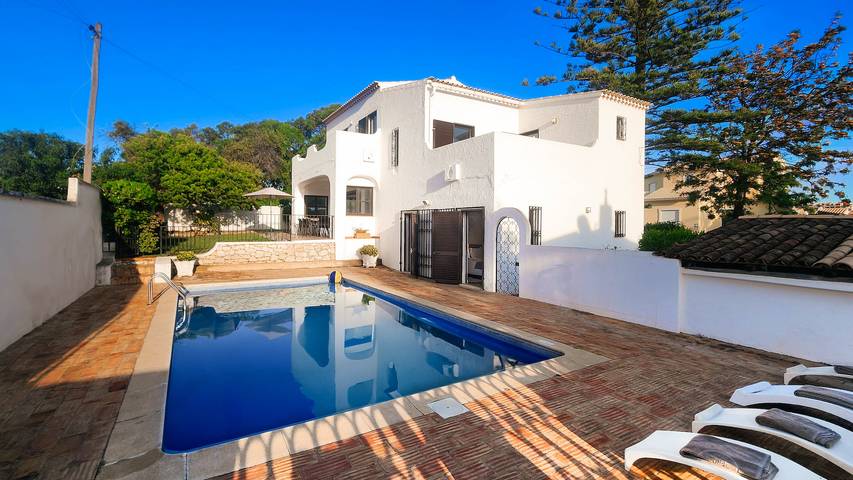 Villa for 10 people, with garden and balcony in Albufeira