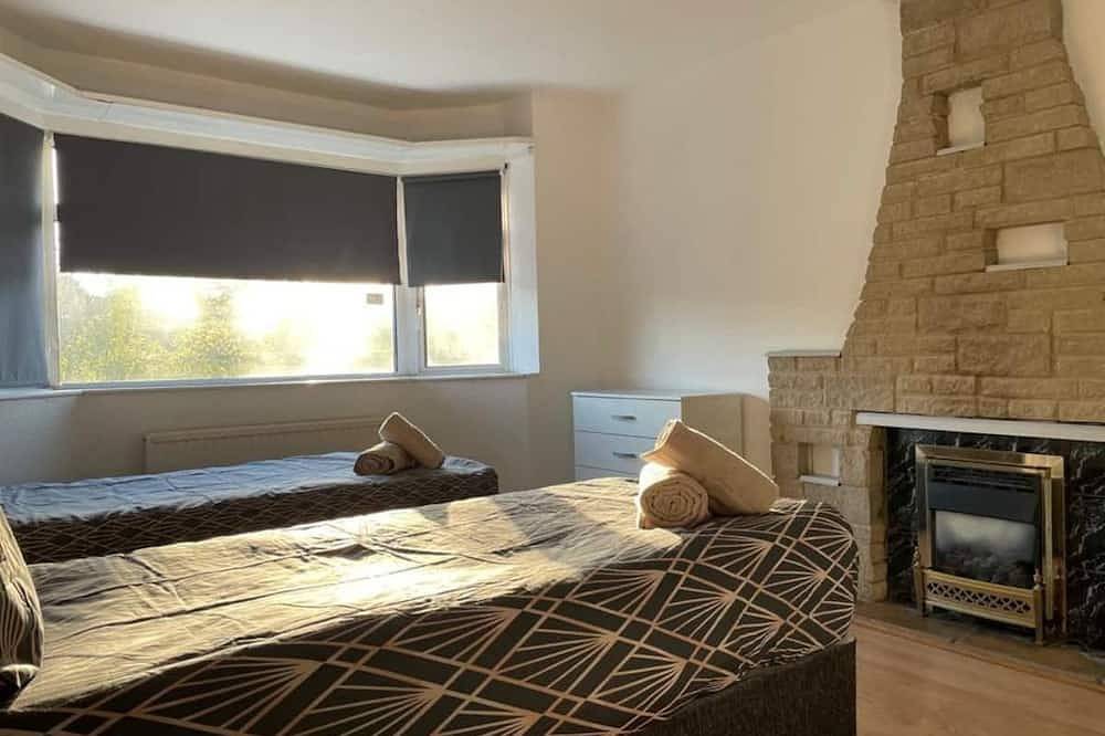 Clean and Secure Contractor Housing *free parking* in Luton, Chiltern Hills