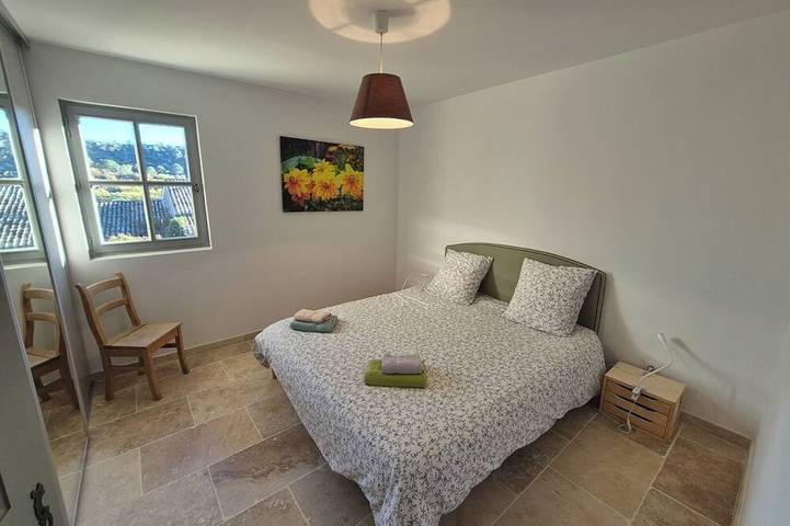 Gîte pour 6 personnes, avec jardin à Lioux - 4