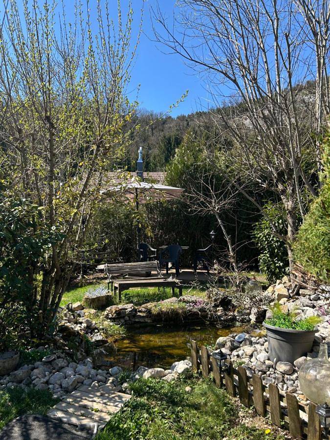 Gîte pour 3 personnes, avec Terrasse ainsi que Jardin et Vue à Bourg-de-Sirod