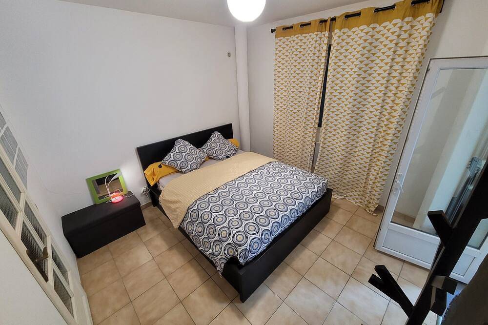 Entire apartment, Maison du musicien (Ground-floor apartment with private garden, quiet location) in Salon-de-Provence, Aix-en-Provence region