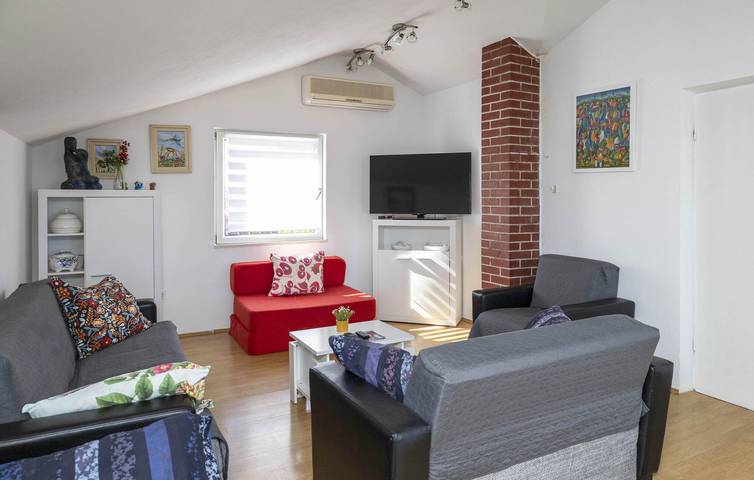 Entire holiday apartment, Charming Sea-View Apartment with Terrace & Parking, 2.5km to Beach in Supetar, Brac