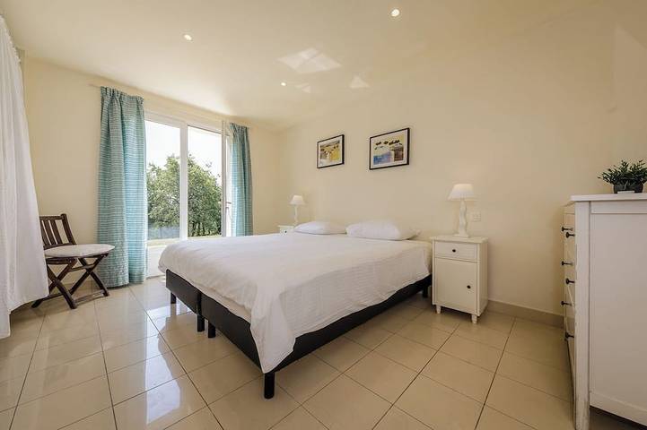 Mirandole, modern holiday home with views and heated pool in Martel, Lot