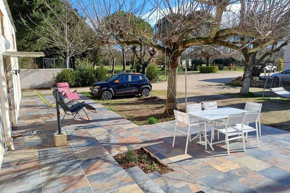House on the banks of the Sorgue in Le Thor, Vaucluse