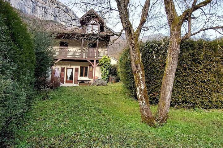 Location de vacances pour 12 personnes, avec balcon et jardin à La Balme-de-Thuy