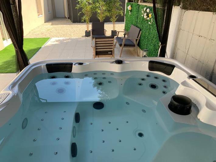 Location de vacances pour 4 personnes, avec terrasse ainsi que jardin et jacuzzi à Troyes - 4