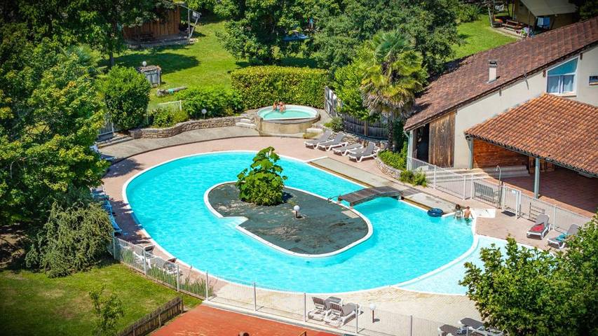 Station pour 4 personnes, avec terrasse ainsi que sauna et piscine à Saint-Sozy - 2