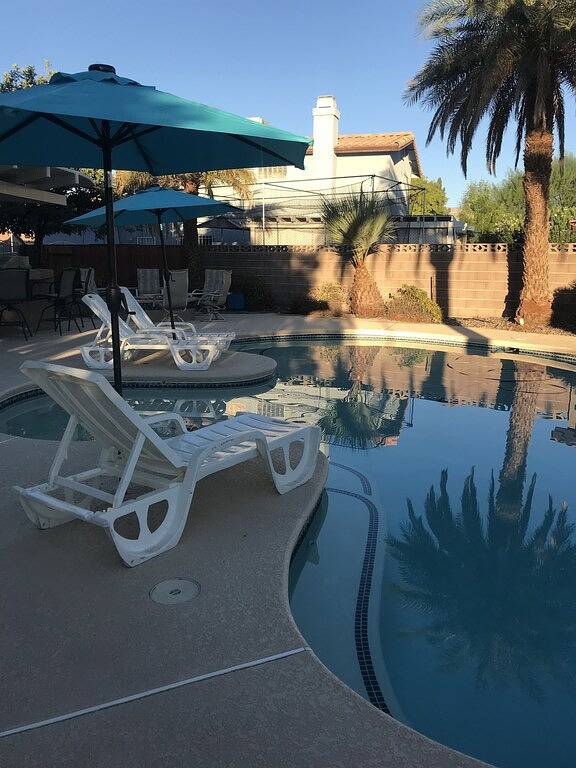 Family/Friend Fun getaway *Big Private Pool *Basketball court *firepit in Las Vegas, Red Rock Canyon