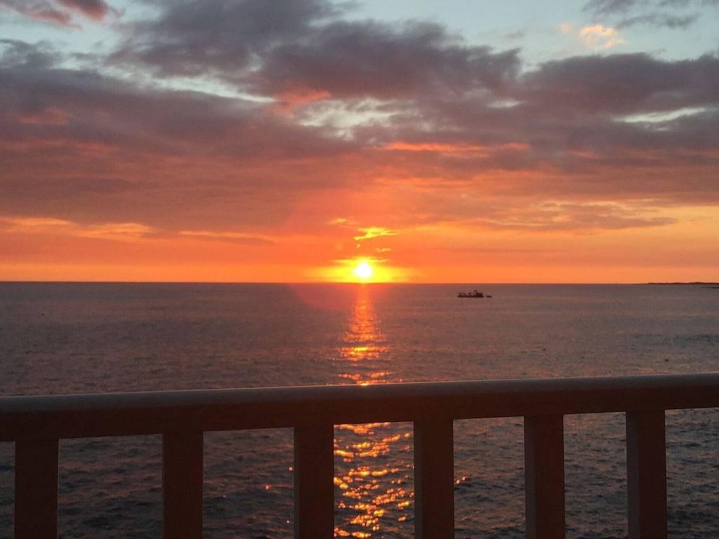 Ganze Wohnung, Hale Kona Kai 312 - Absolute Oceanfront Condo with wraparound lanai in Kailua-Kona, South Kona