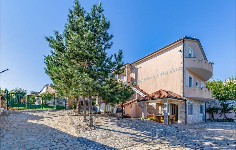 Ganze Ferienwohnung, Gemütliche Ferienwohnung mit Terrasse und Garten in der Nähe des Strandes Duga Uvala in Marčana, Südküste Istrien
