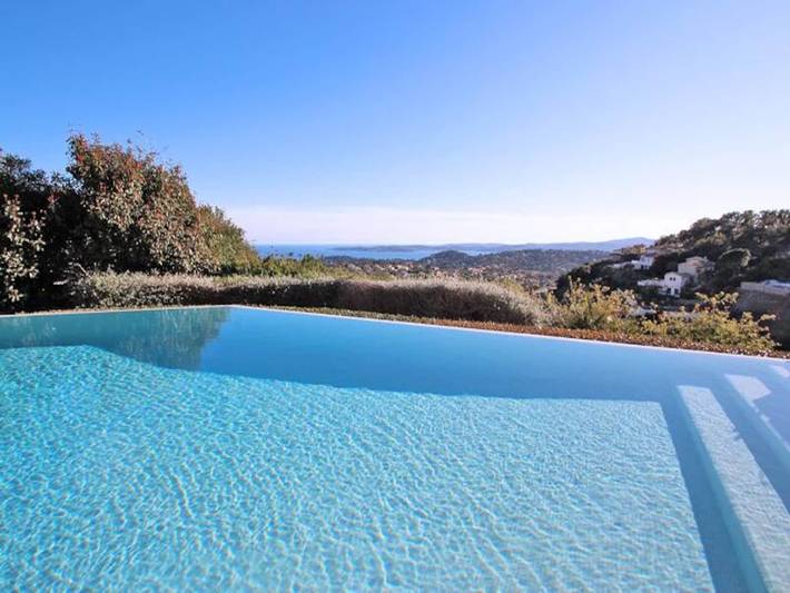 Gîte pour 10 personnes, avec terrasse ainsi que piscine et jardin, adapté aux familles dans Golf Bluegreen Sainte-Maxime