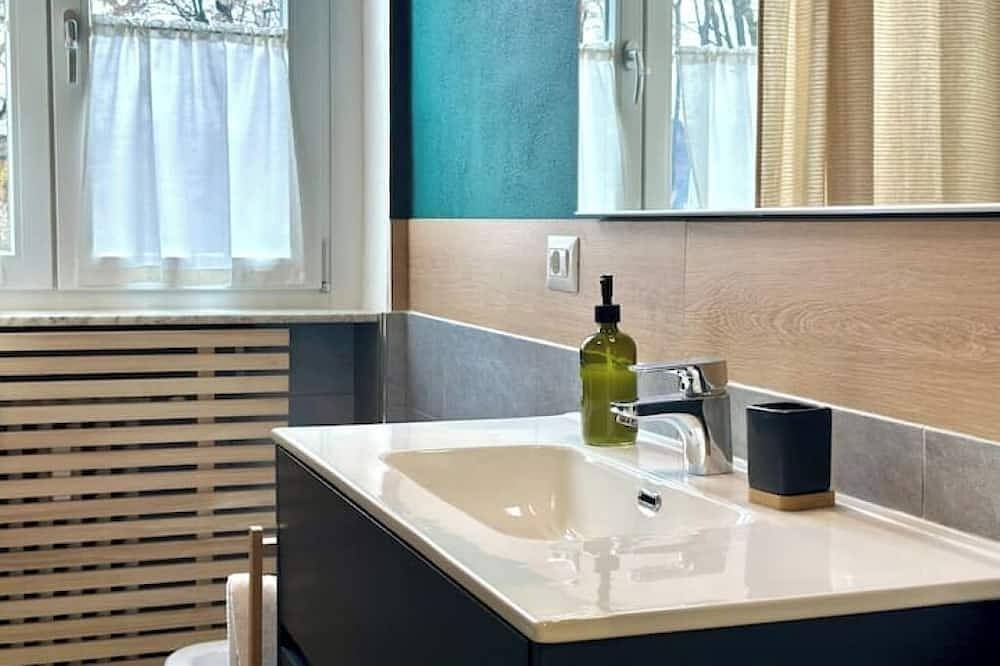 Entire apartment, Spacious & Comfortable Room Near Bergamo Center in Bergamo, Bergamo Province