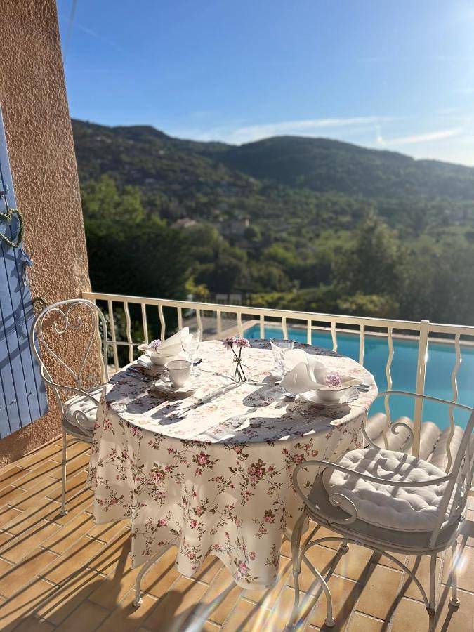 Location de vacances pour 2 personnes, avec terrasse et vue ainsi que jardin et piscine à Seillans - 4