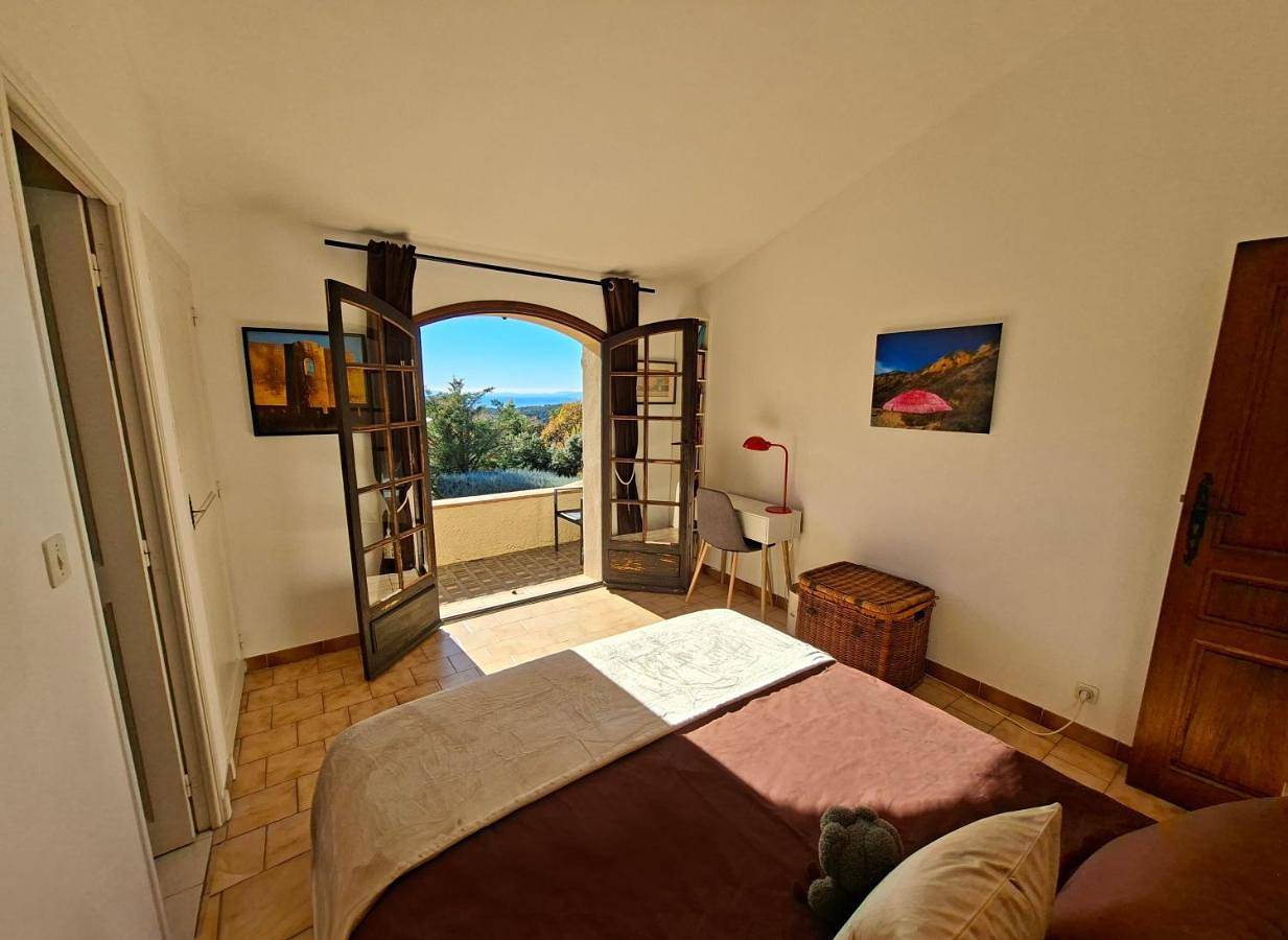 Tourtour, chambre avec vue, confort et calme in Tourtour, Région de Draguignan