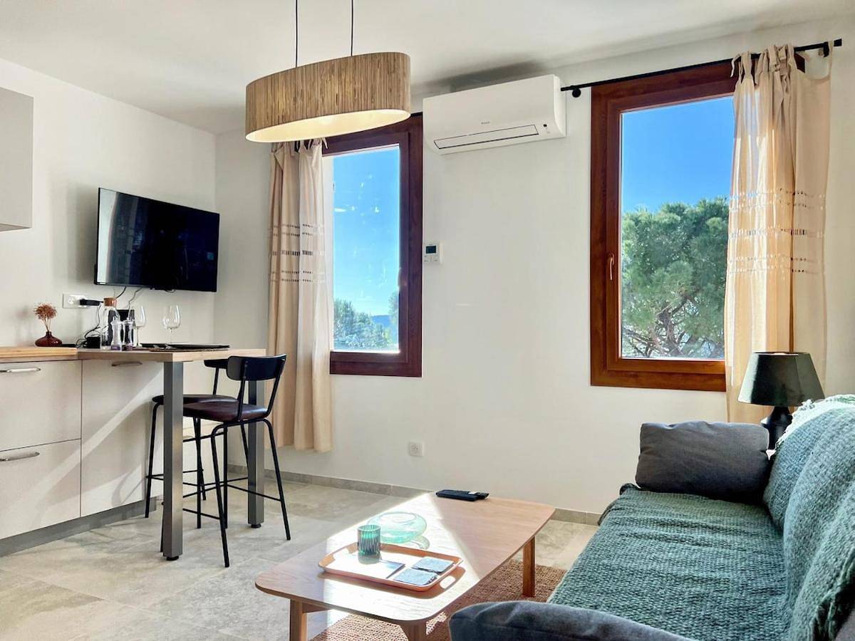 Appartement entier, Studio with Sofa Bed in Miramas, Côte méditerranéenne (France)