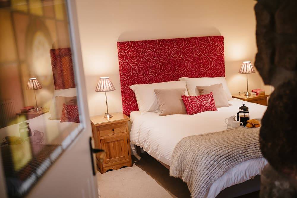 Entire apartment, Abbey Stables - Romantic art inspired hideaway in old harbour area in Penzance, Cornwall
