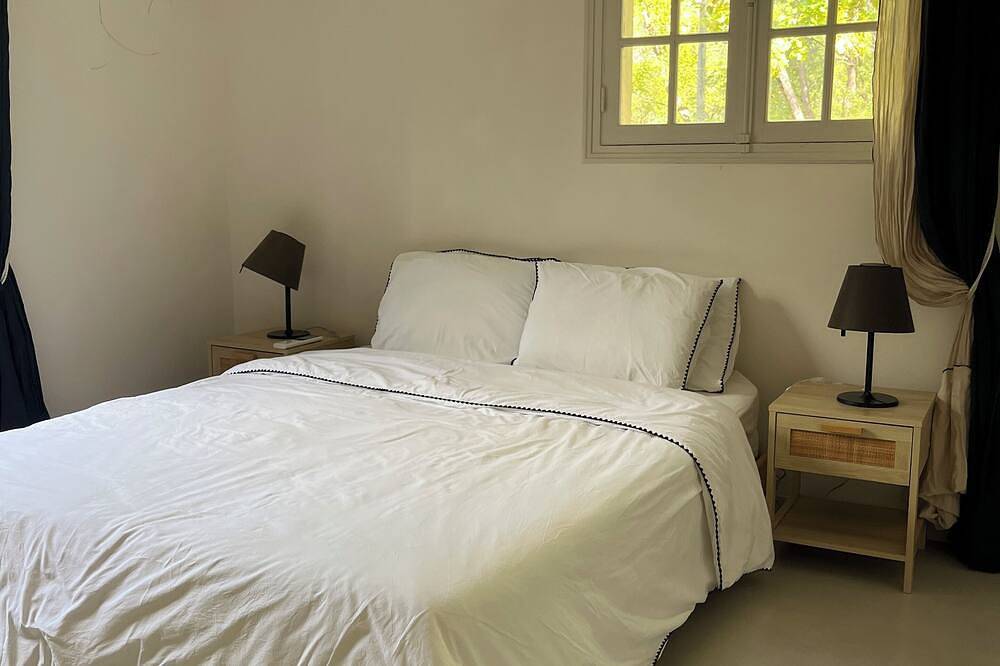 The Lodge, a haven of peace in an oak forest in Châteauneuf-Grasse, Costa mediterránea (Francia)