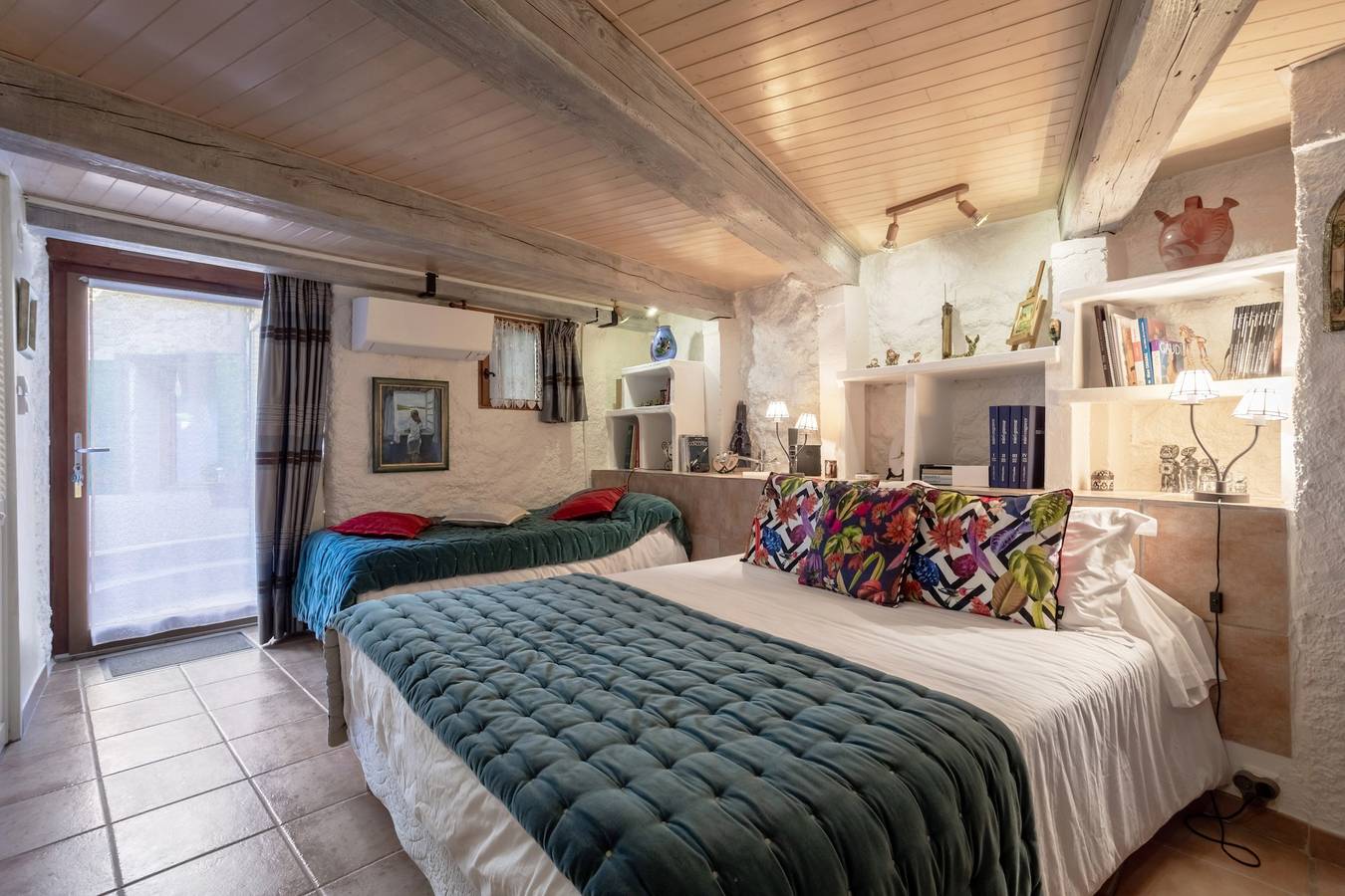 Bed and breakfast 'Tourelle Chambre Double Vue Jardin' con jardín compartido y aire acondicionado in Sainte-Colombe-de-la-Commanderie, Costa mediterránea (Francia)